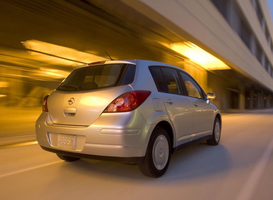  Nissan Versa Hatchback 2006 года  (фото 3 из 7)
